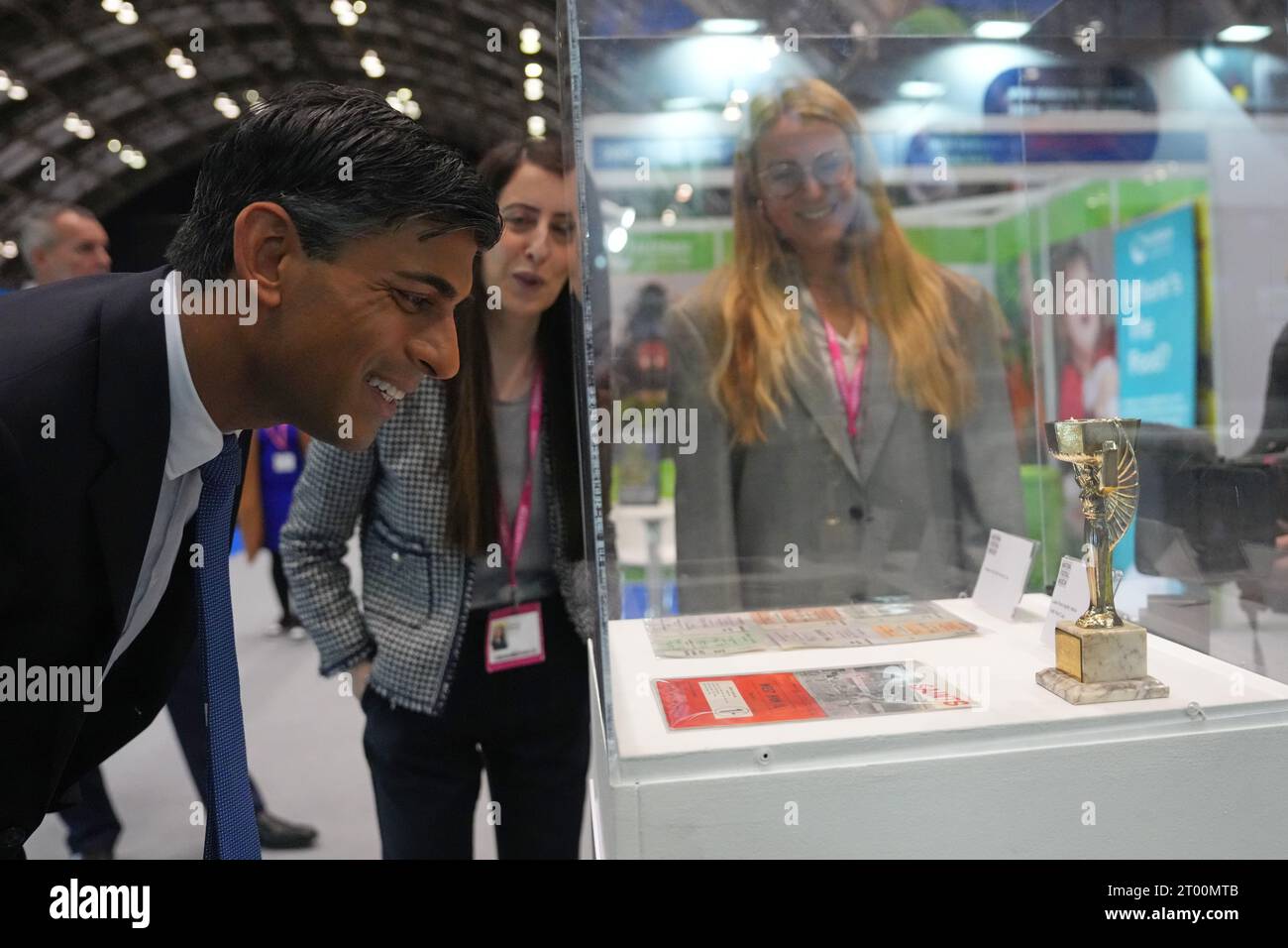 Il primo ministro Rishi Sunak visita la sala degli espositori, presso il complesso congressuale Manchester Central, durante la conferenza annuale del Partito Conservatore. Data immagine: Martedì 3 ottobre 2023. Foto Stock