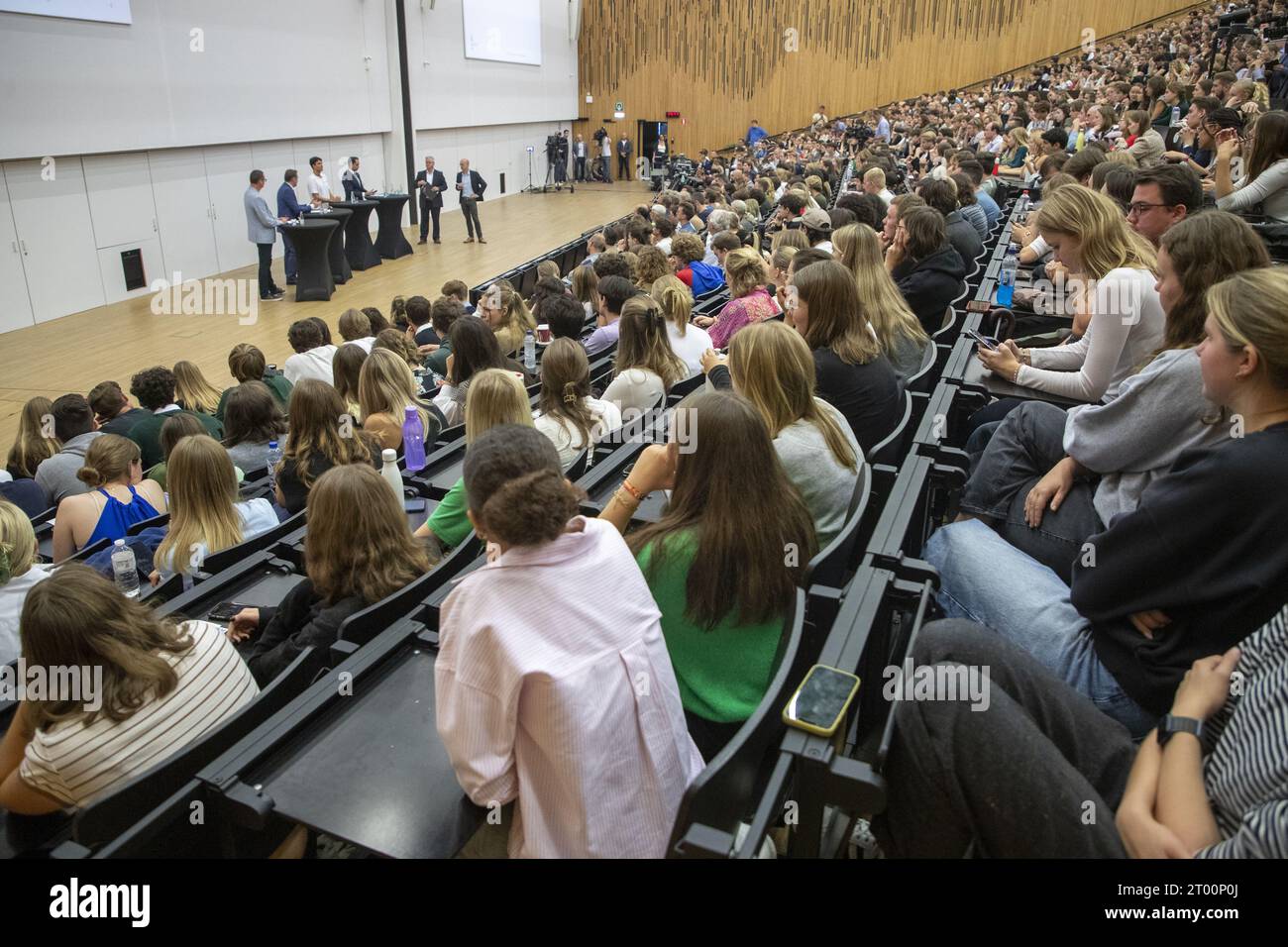 Gent, Belgio. 3 ottobre 2023. La foto mostra gli studenti che guardano la conferenza di apertura al corso di Scienze politiche del professor Devos, tradizionalmente tenuta da un leader politico, presso la facoltà politica dell'Università UGent di Gent, martedì 03 ottobre 2023. Quest'anno è un'edizione speciale (anno delle elezioni in arrivo) con un dibattito politico tra i presidenti di partito De Wever (N-va), Hedebouw (PVDA), Rousseau (Vooruit) e Van Grieken (Vlaams Belang) BELGA FOTO NICOLAS MAETERLINCK credito: Belga News Agency/Alamy Live News Foto Stock