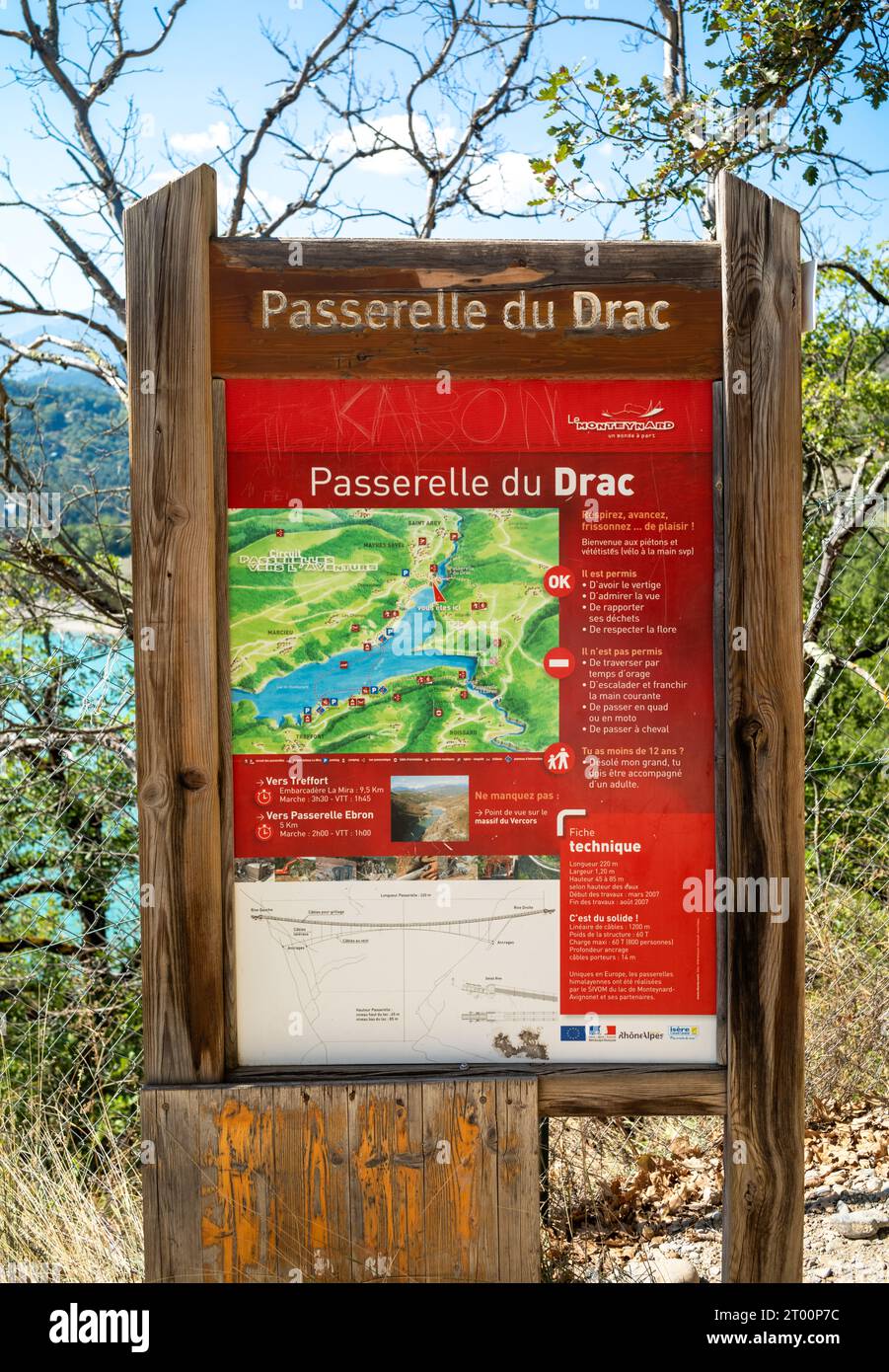 Un cartello informativo sul ponte pedonale di Drac o sulla Passerelle du Drac sopra il lago Montynard-Avignonet che illustra le attrazioni della zona, Mayres-Savel, Francia. Foto Stock