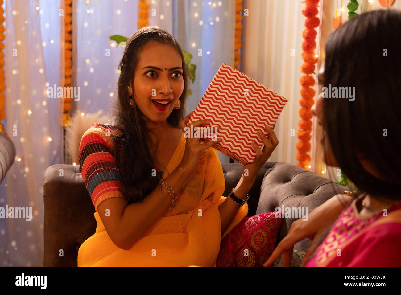 Amici che si scambiano regali in occasione di Diwali Foto Stock