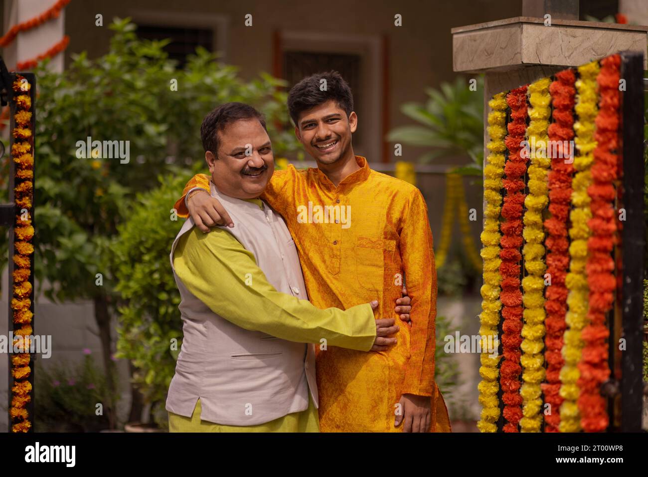 Padre e figlio in abiti tradizionali abbracciati in occasione di Diwali Foto Stock