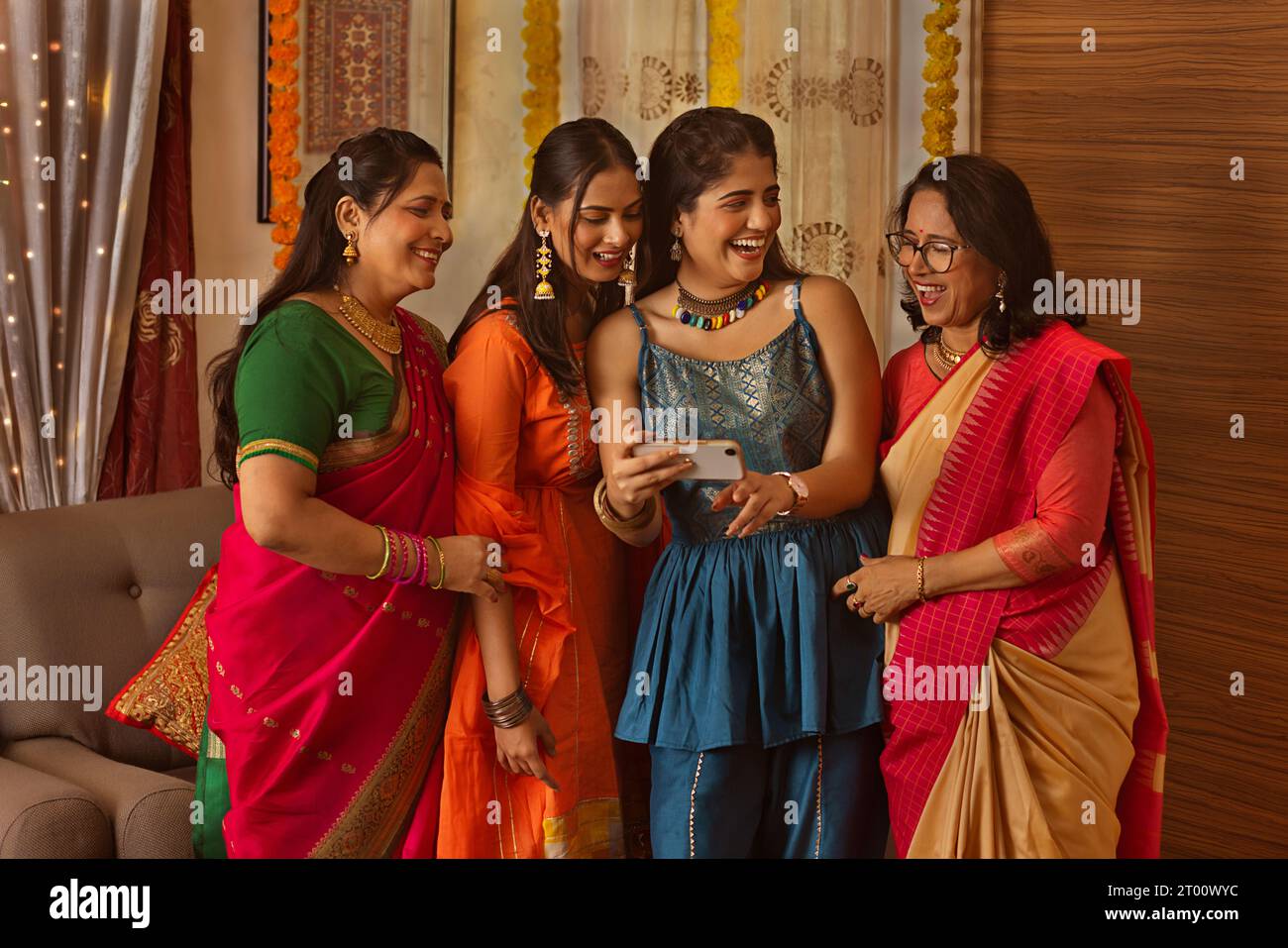Ritratto di una famiglia di tre generazioni che si diverte su Diwali a casa Foto Stock