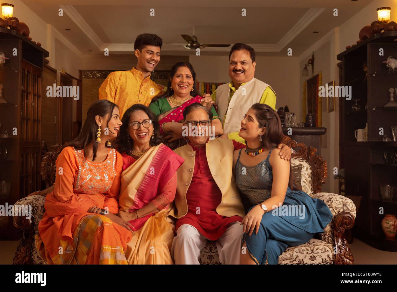 Ritratto della felice famiglia indiana in abiti tradizionali insieme a casa su Diwali Foto Stock