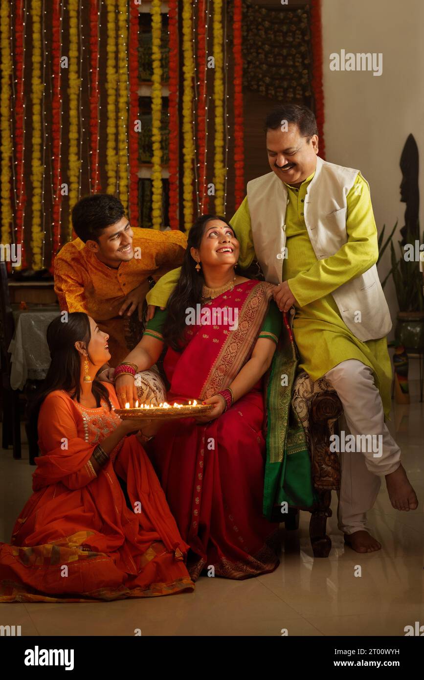 Ritratto della felice famiglia indiana che celebra Diwali insieme a casa Foto Stock