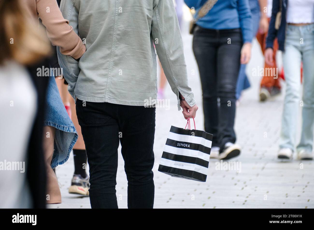 Düsseldorf 02.10.2023 Schadowstraße Einkaufsstrasse Hystreet Einkaufsstraße Shoppingmeile Einkaufsmeile Einkaufen Einzelhandel Fussgängerzone Einkaufsbummel Einkaufstasche Einkaufstaschen Einkauftasche Einkauftaschen Einkaufstraße Einkaufstrasse Modemeile Menschenmasse Menschenmenge inflazione Bürgergeld Herbstpandemie Corona Covid Grippewelle Konsumflaute Grundeinkommen Konsumindex Konsumklima-Index Sephora Düsseldorf Nordrhein-Westfalen Deutschland *** Düsseldorf 02 10 2023 via dello shopping Schadowstraße via dello shopping Hystreet via dello shopping miglio dello shopping shopping zona pedonale dello shopping shopping Foto Stock