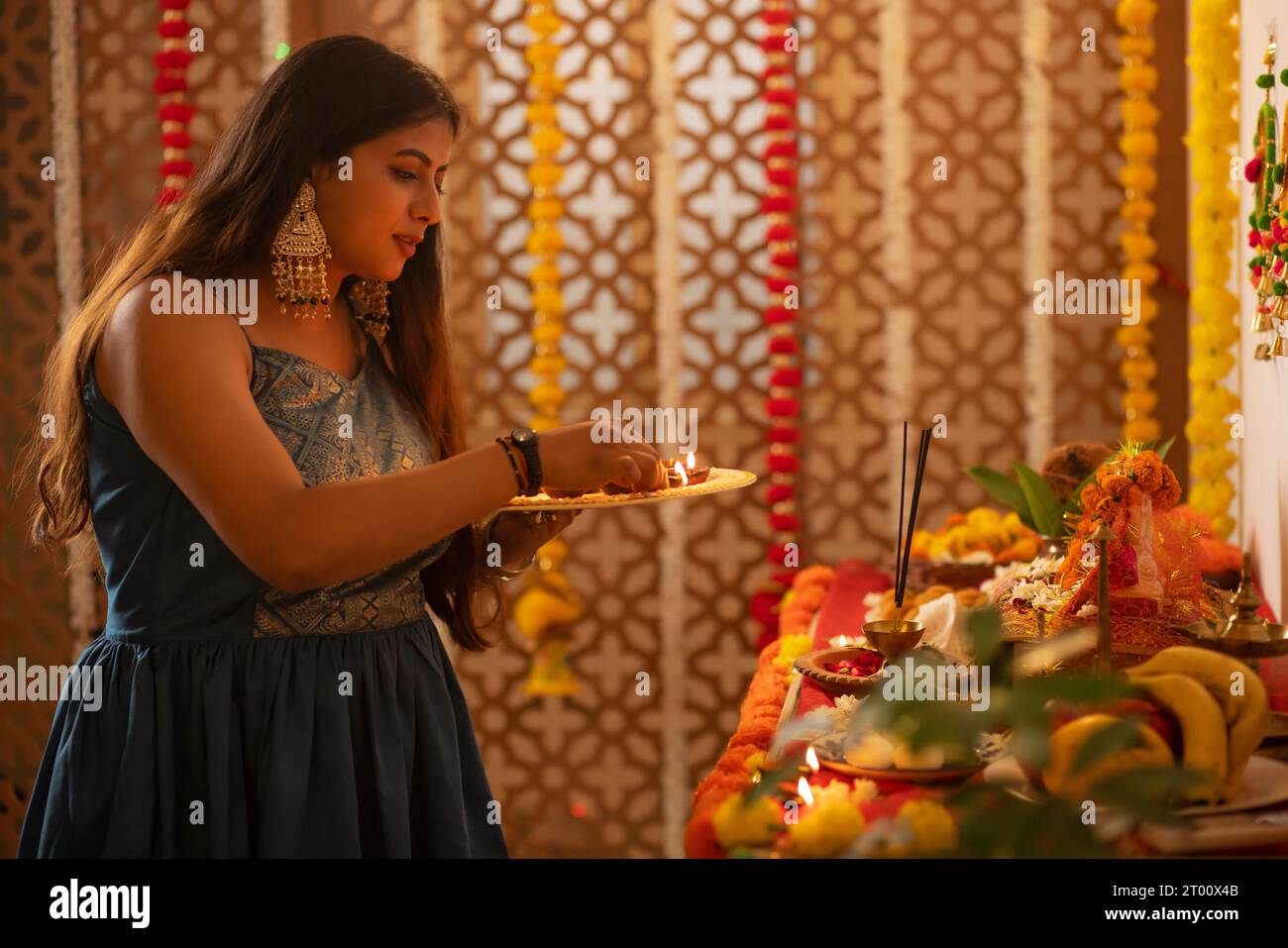 Donna in adorazione (dea Laxmi, dea della ricchezza) durante le celebrazioni di Diwali Foto Stock