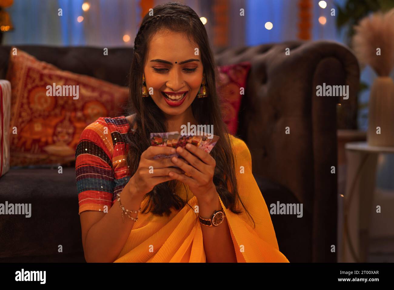 Donna che gioca a carte a casa in occasione di Diwali Foto Stock
