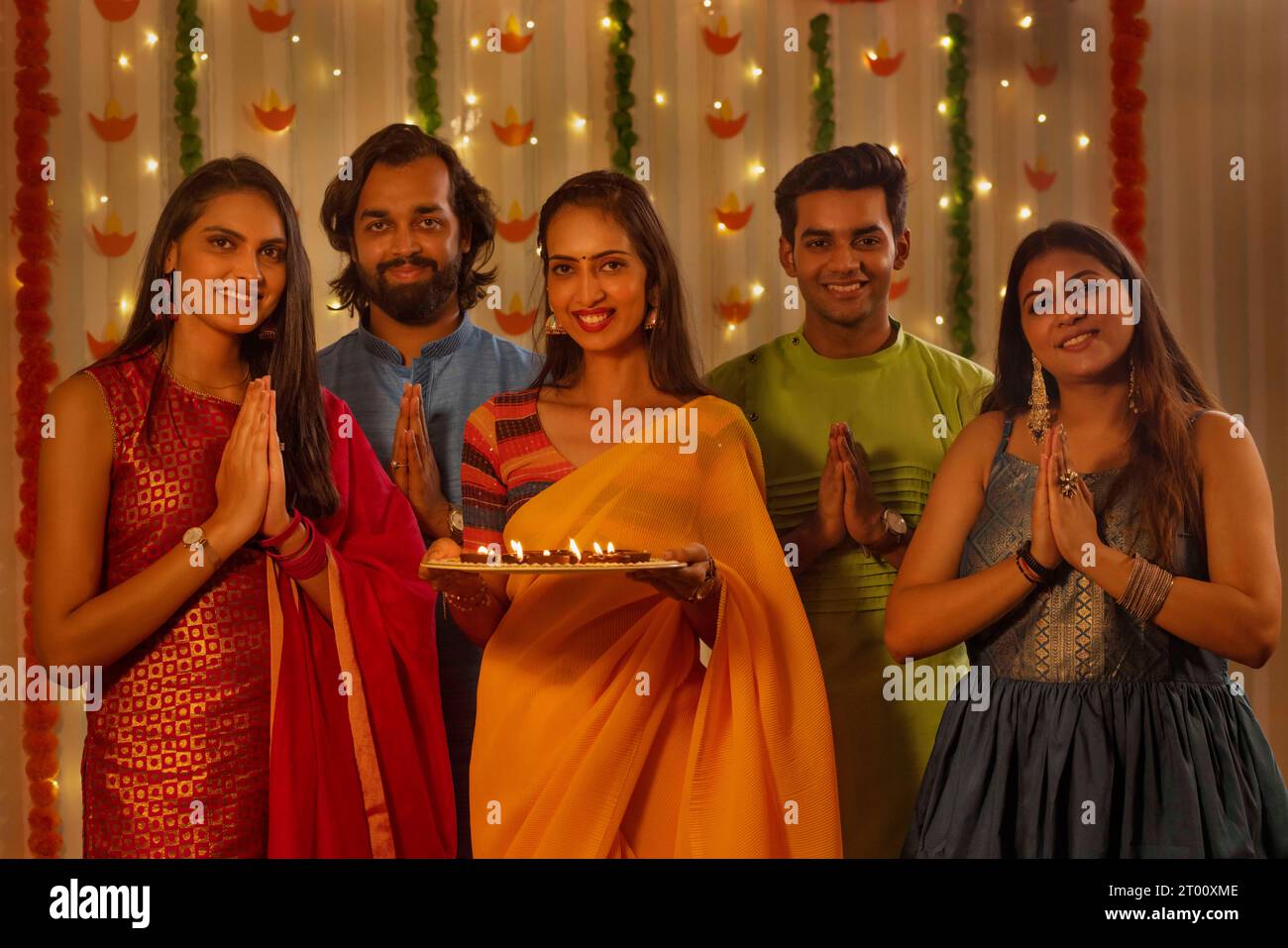 Gli amici in costume tradizionale salutano insieme in occasione di Diwali Foto Stock