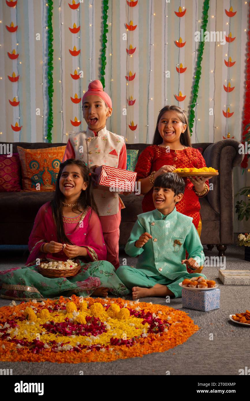 I bambini sono felici e ridono insieme in occasione di Diwali Foto Stock