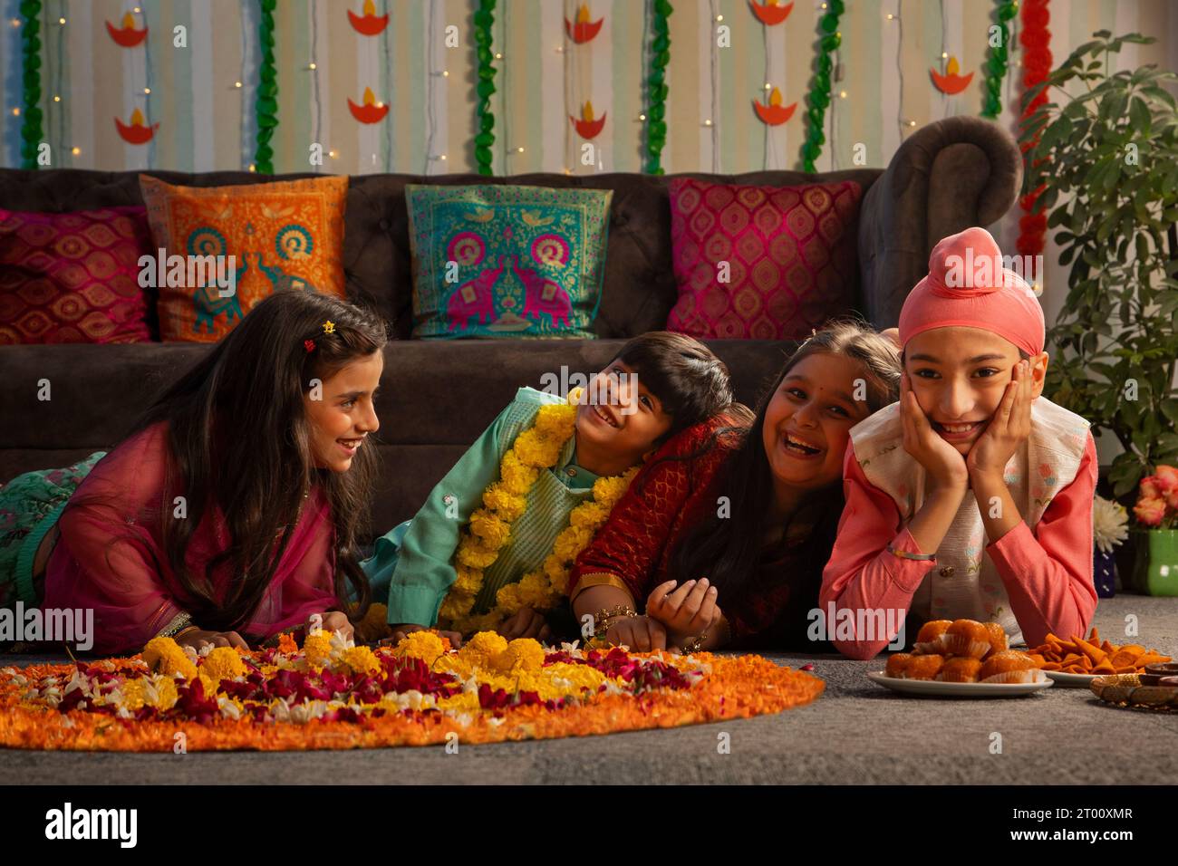 Ragazzi che parlano tra loro durante la festa Diwali Foto Stock