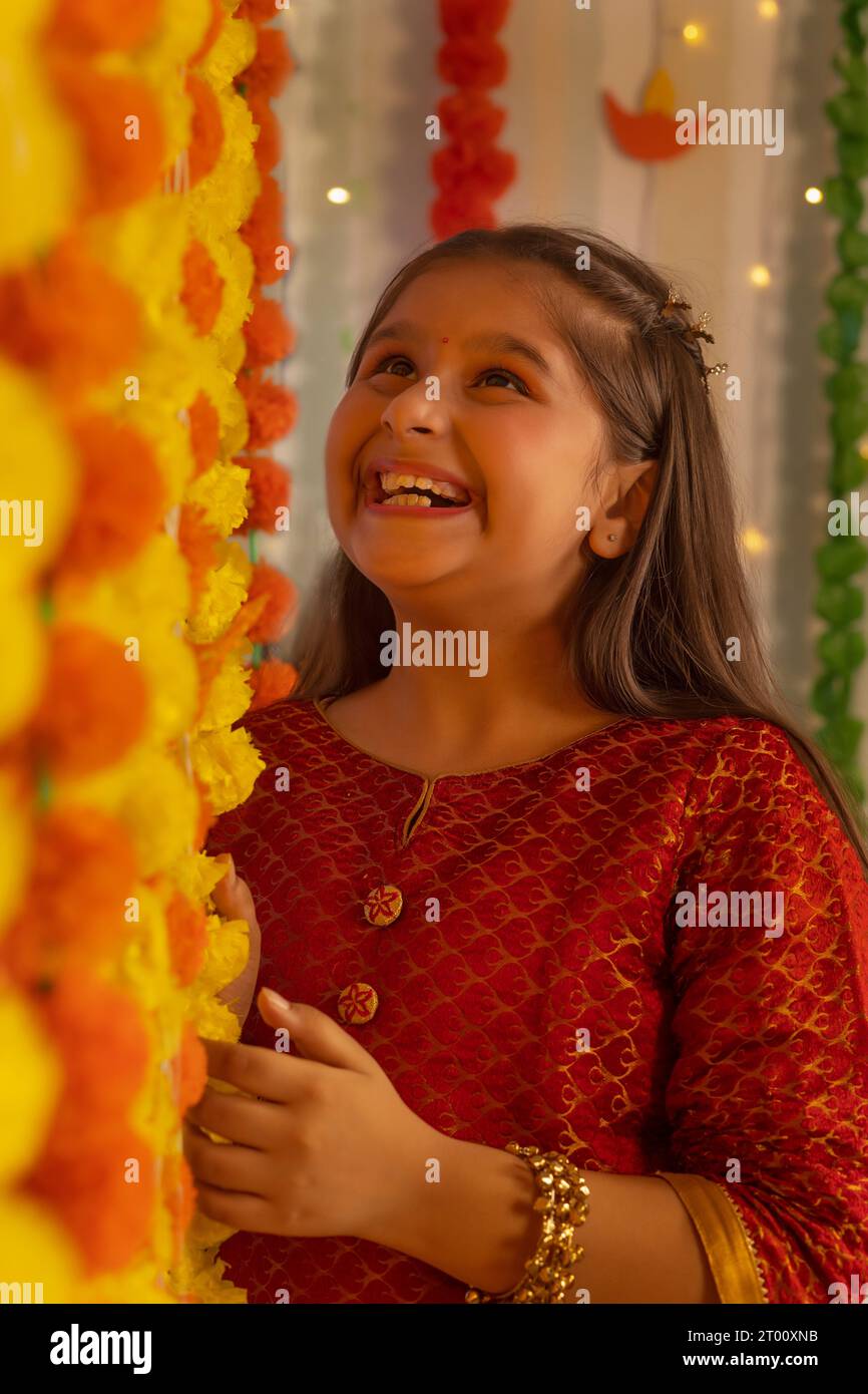 Ragazza che decora da Flower garland in occasione di Diwali Foto Stock
