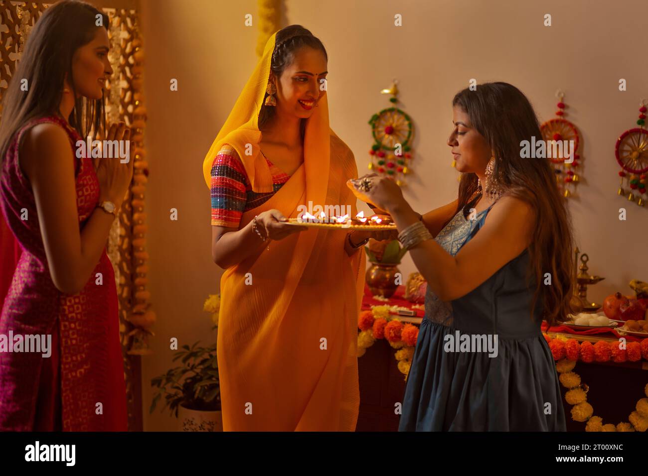 Donne indiane che pregano Dio a casa in occasione del Diwali Foto Stock