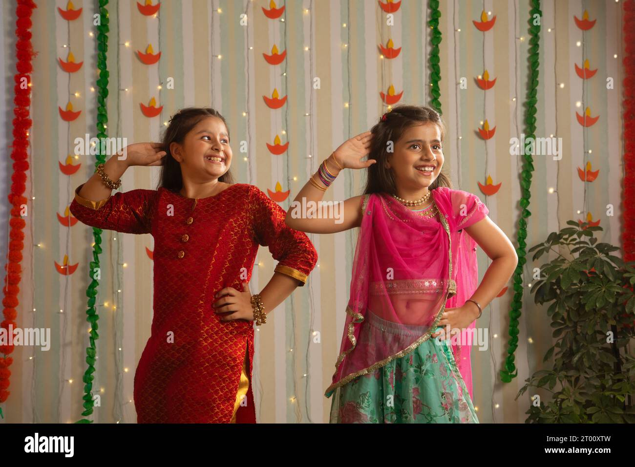 Due ragazze che ballano mentre celebrano il festival di Diwali Foto Stock