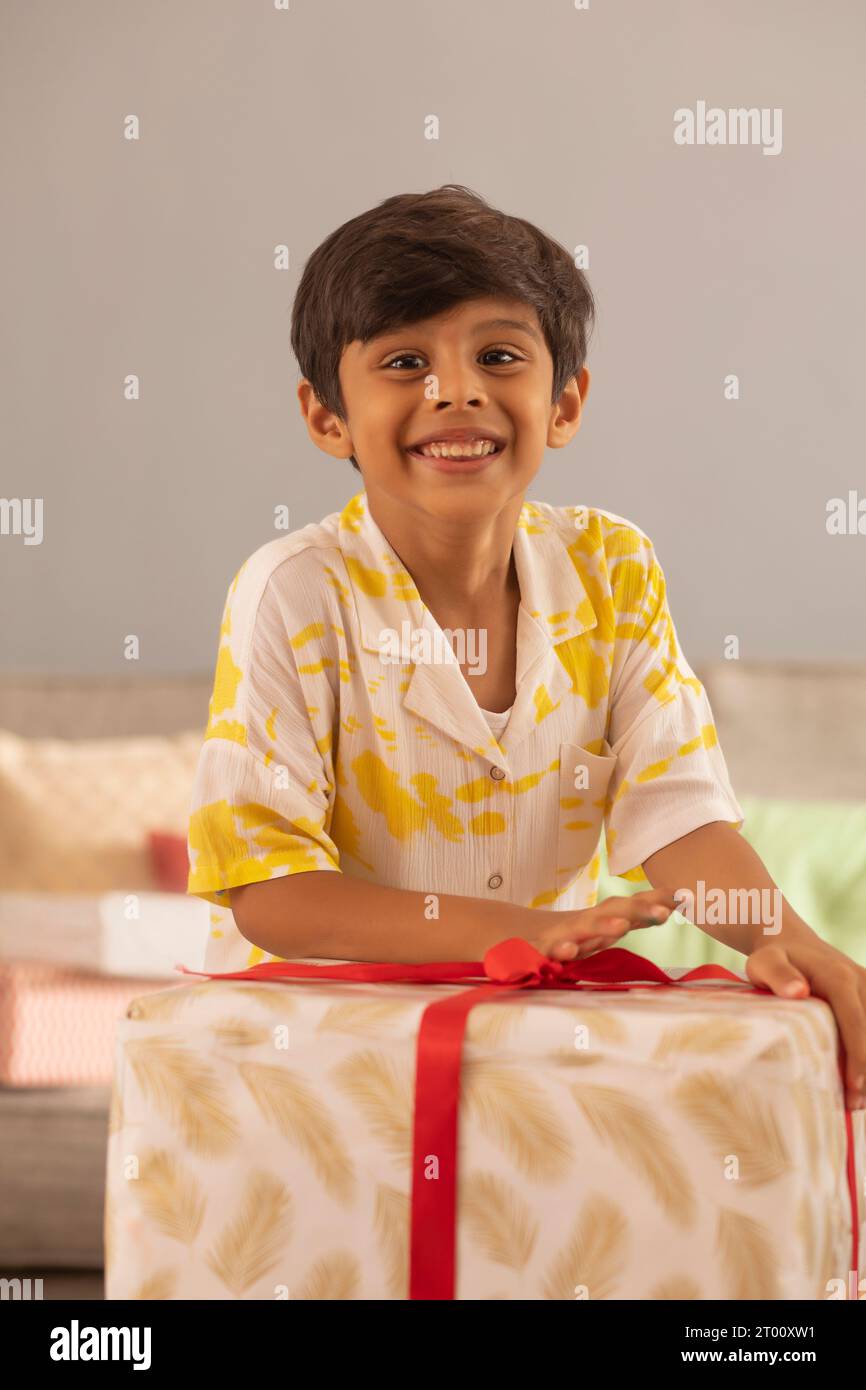 Ragazzo in regalo in occasione del Festival di Diwali Foto Stock
