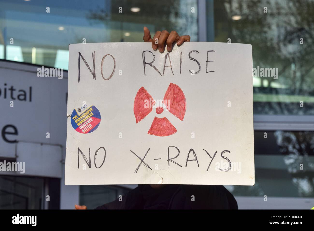 Londra, Regno Unito. 3 ottobre 2023. Picchetto fuori dall'ospedale universitario mentre i radiografi organizzano un nuovo sciopero sulla paga. Credito: Vuk Valcic/Alamy Live News Foto Stock