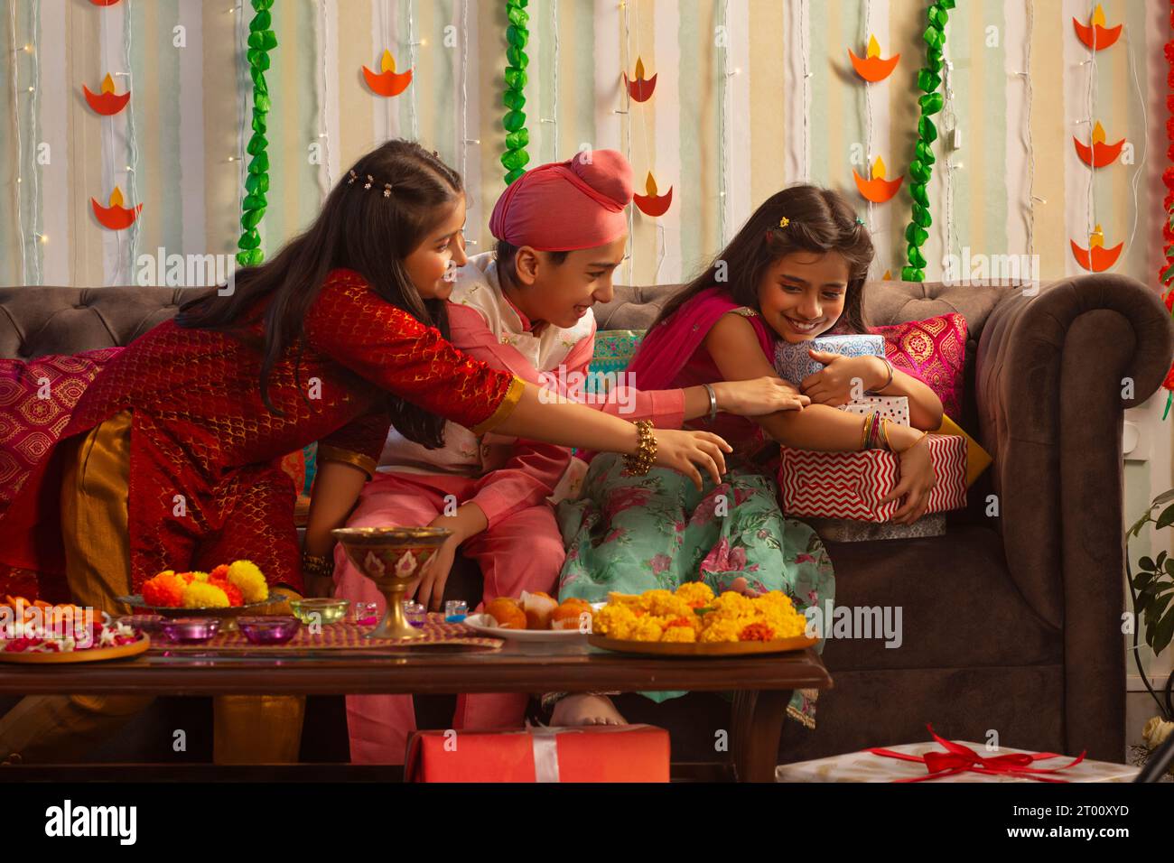 I bambini si divertono con regali a casa in occasione di Diwali Foto Stock