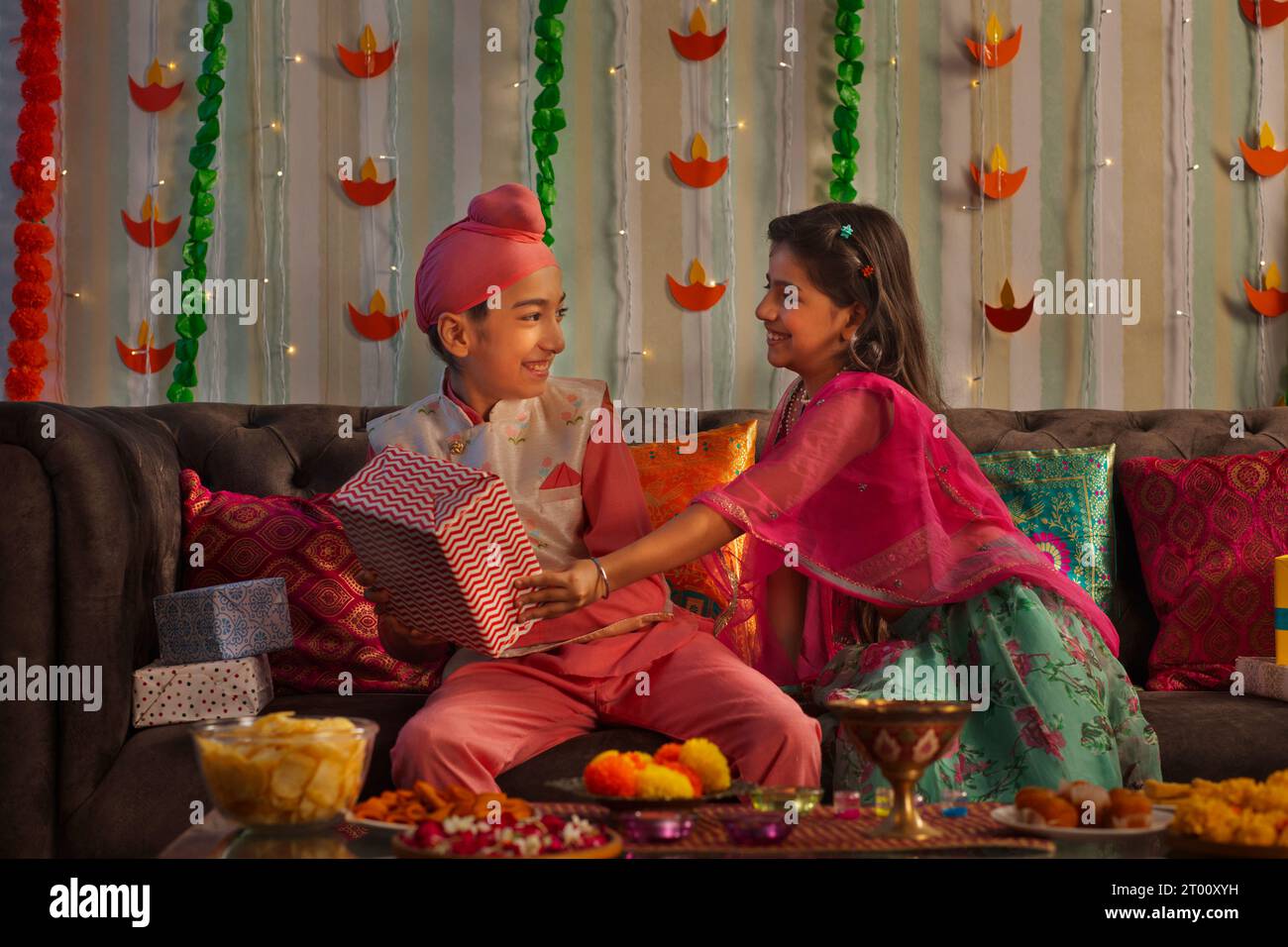 I bambini si divertono con regali a casa in occasione di Diwali Foto Stock