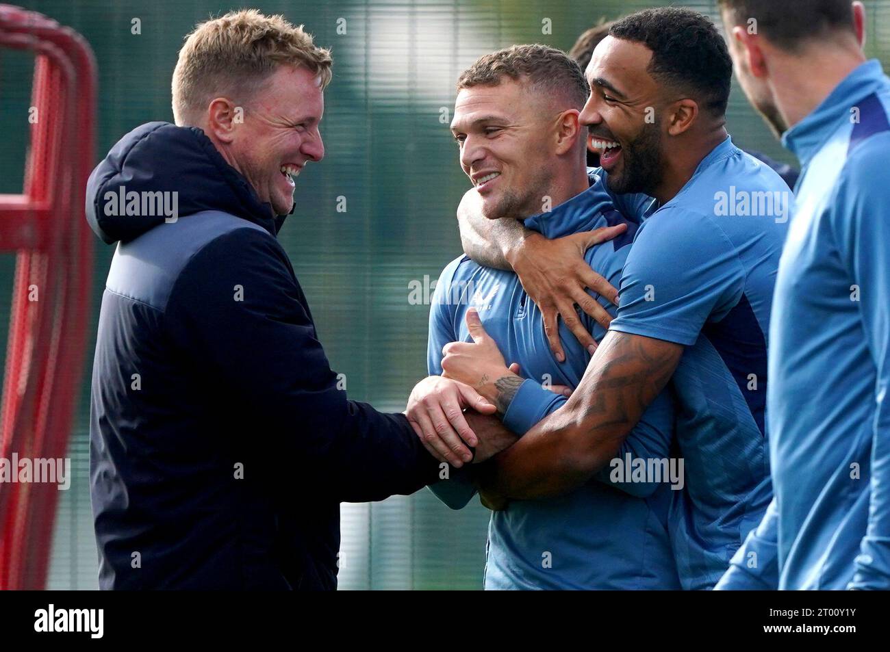 Kieran Trippier del Newcastle United e Callum Wilson parlano con il manager Eddie Howe durante una sessione di allenamento al Newcastle United Training Centre, Darsley Park, Benton. Data immagine: Martedì 3 ottobre 2023. Foto Stock