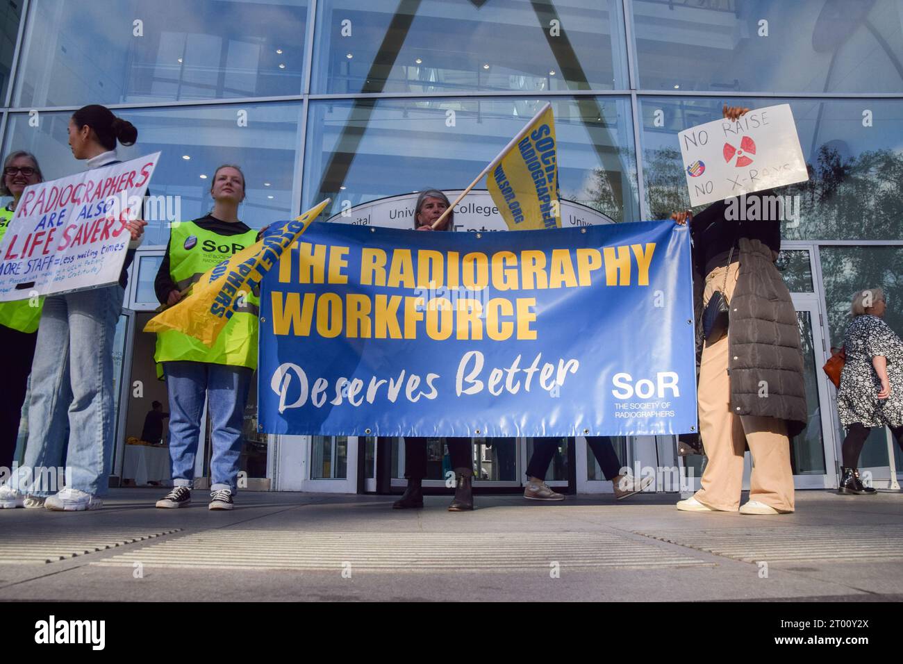 Londra, Regno Unito. 3 ottobre 2023. Picchetto fuori dall'ospedale universitario mentre i radiografi organizzano un nuovo sciopero sulla paga. Credito: Vuk Valcic/Alamy Live News Foto Stock