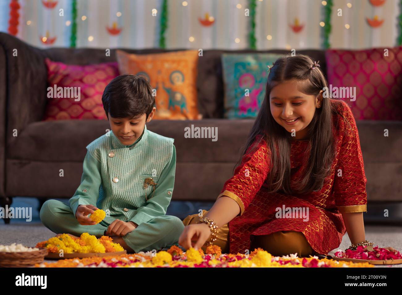 Bambini che fanno rangoli floreali in occasione di Diwali Foto Stock