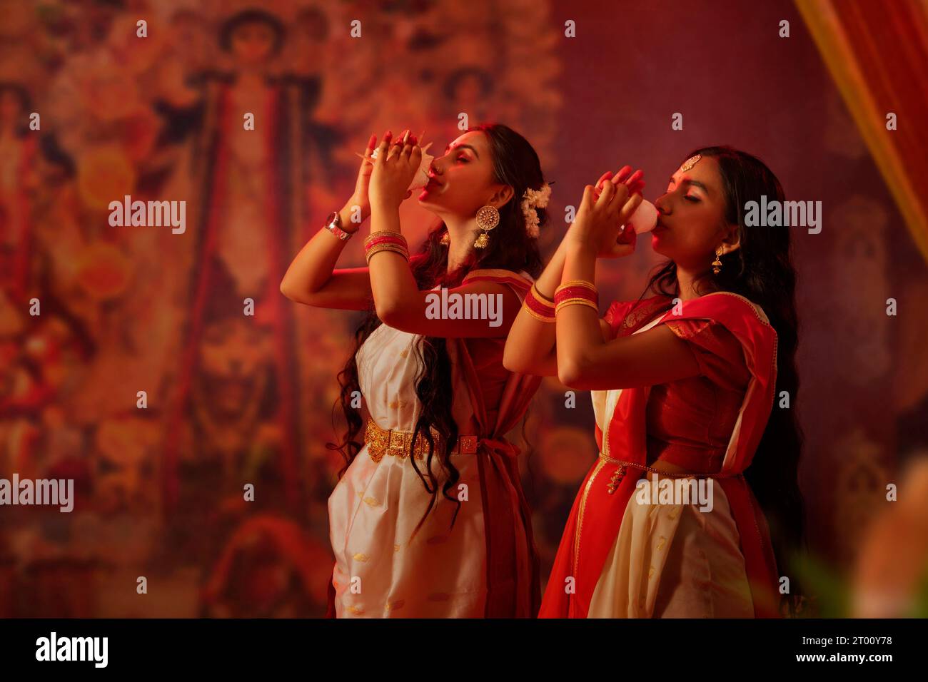 Due sorelle bengalesi che giocano a conchiglia in occasione di Durga Puja Foto Stock