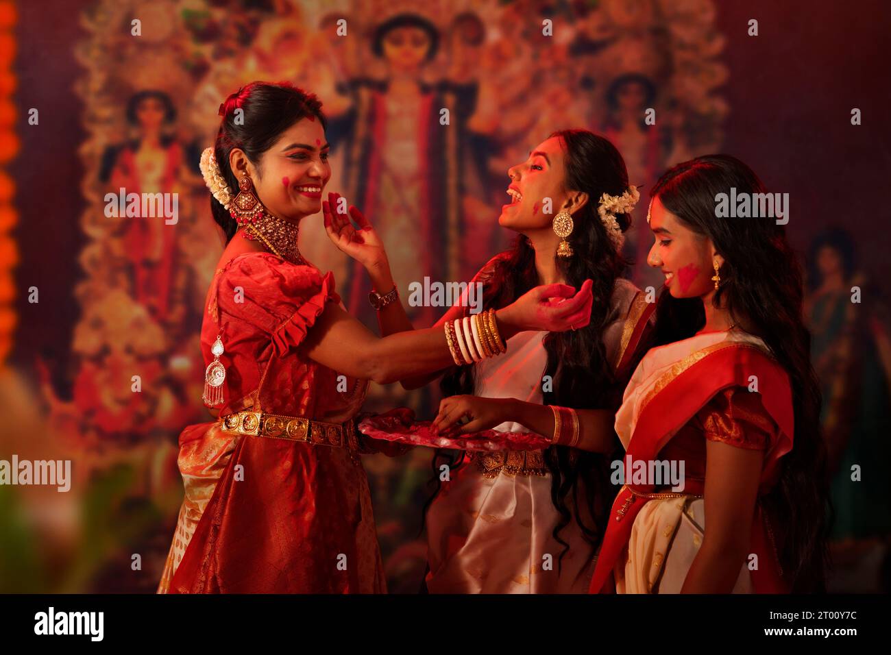 Le donne bengalesi celebrando Durga Puja Foto Stock