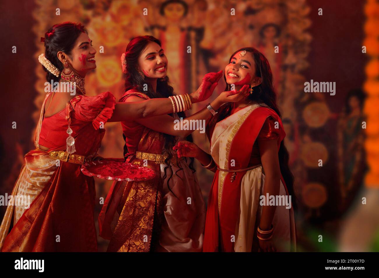 Famiglia bengalese che celebra Durga Puja Foto Stock