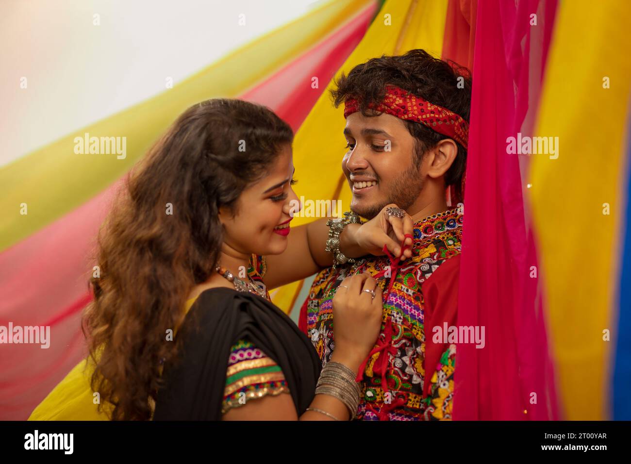 Una coppia gujarati vestita con un tradizionale abbigliamento gujrati, durante la festa di Navratri Foto Stock