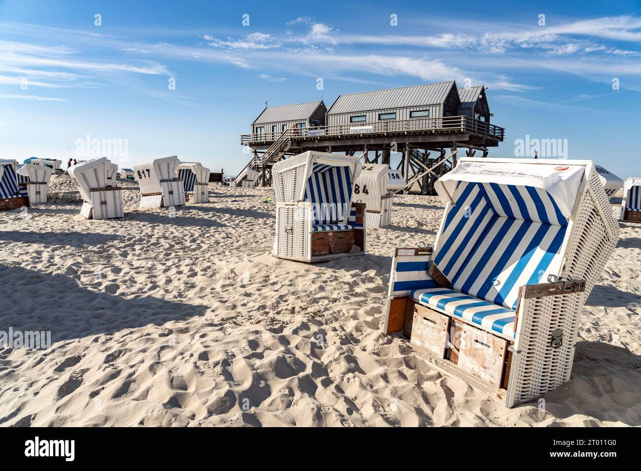 Strandkörbe und Pfahlbau am Strand von Sankt Peter-Ording, Kreis Nordfriesland, Schleswig-Holstein, Deutschland, Europa | Strandkorb Beach Chairs at Foto Stock