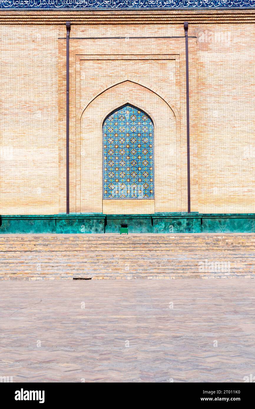 Tashkent, Uzbekistan-11 agosto 2023: Veduta del complesso Hazrati Imam durante una giornata di sole. Il complesso è una piazza che include una serie di sepolture religiose Foto Stock