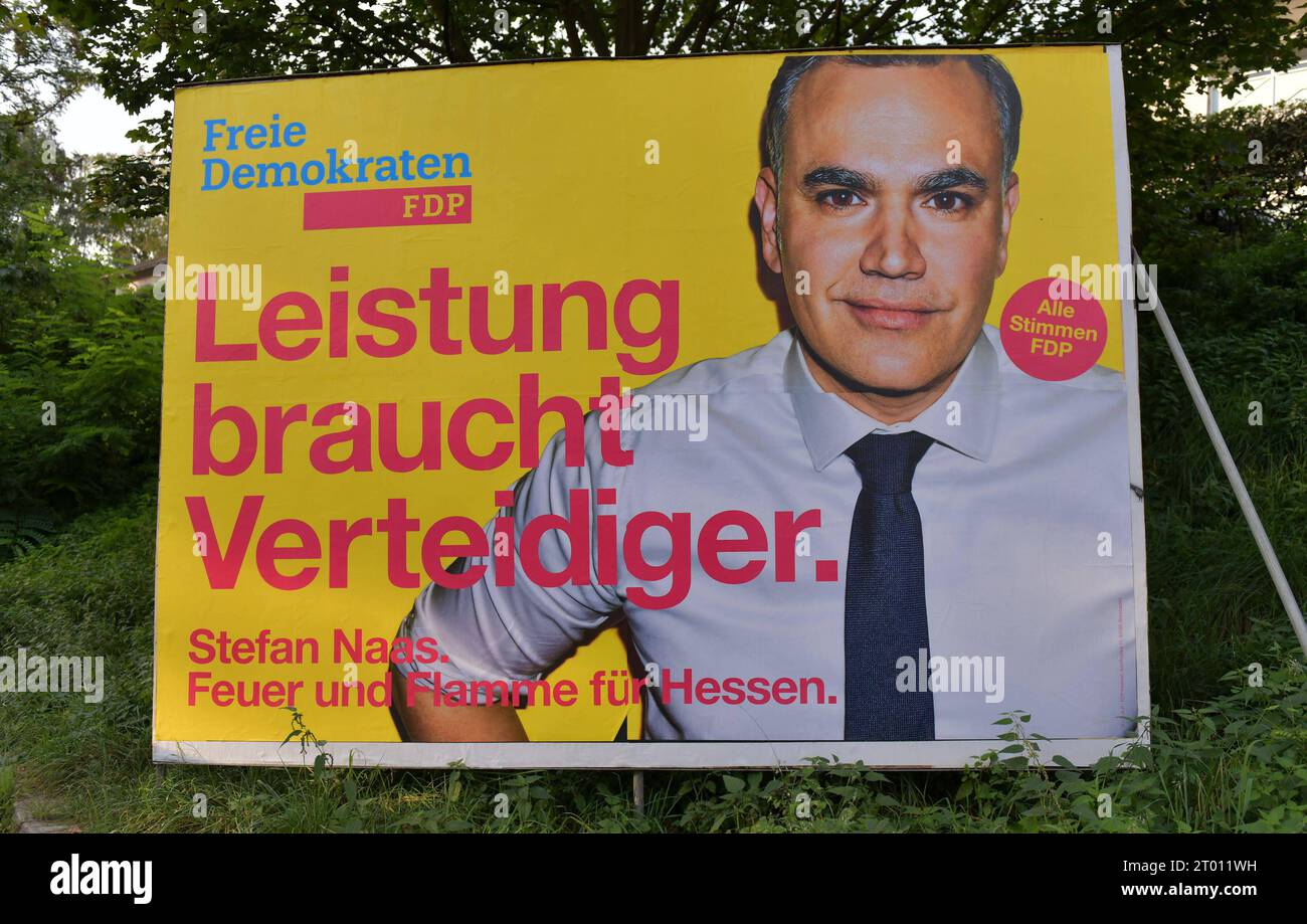 03.10.2023, xblx, Politik, Wahlplakat Landtagswahl 08.10.2023, Wahlwerbung FDP, Freie Demokraten, Freie Demokratische Partei, Liberale, Liberalen, slogan: LEISTUNG BRAUCHT VERTEIDIGER, Stefan Naas Francoforte *** 03 10 2023, xblx, politica, elezione di stato manifesto 08 10 2023, pubblicità elettorale FDP, liberi Democratici, Partito libero Democratico, Liberali, Liberals, SLOGAN PERFORMANCE NEEDS DEFENDERS, Stefan Naas Frankfurt Credit: Imago/Alamy Live News Foto Stock