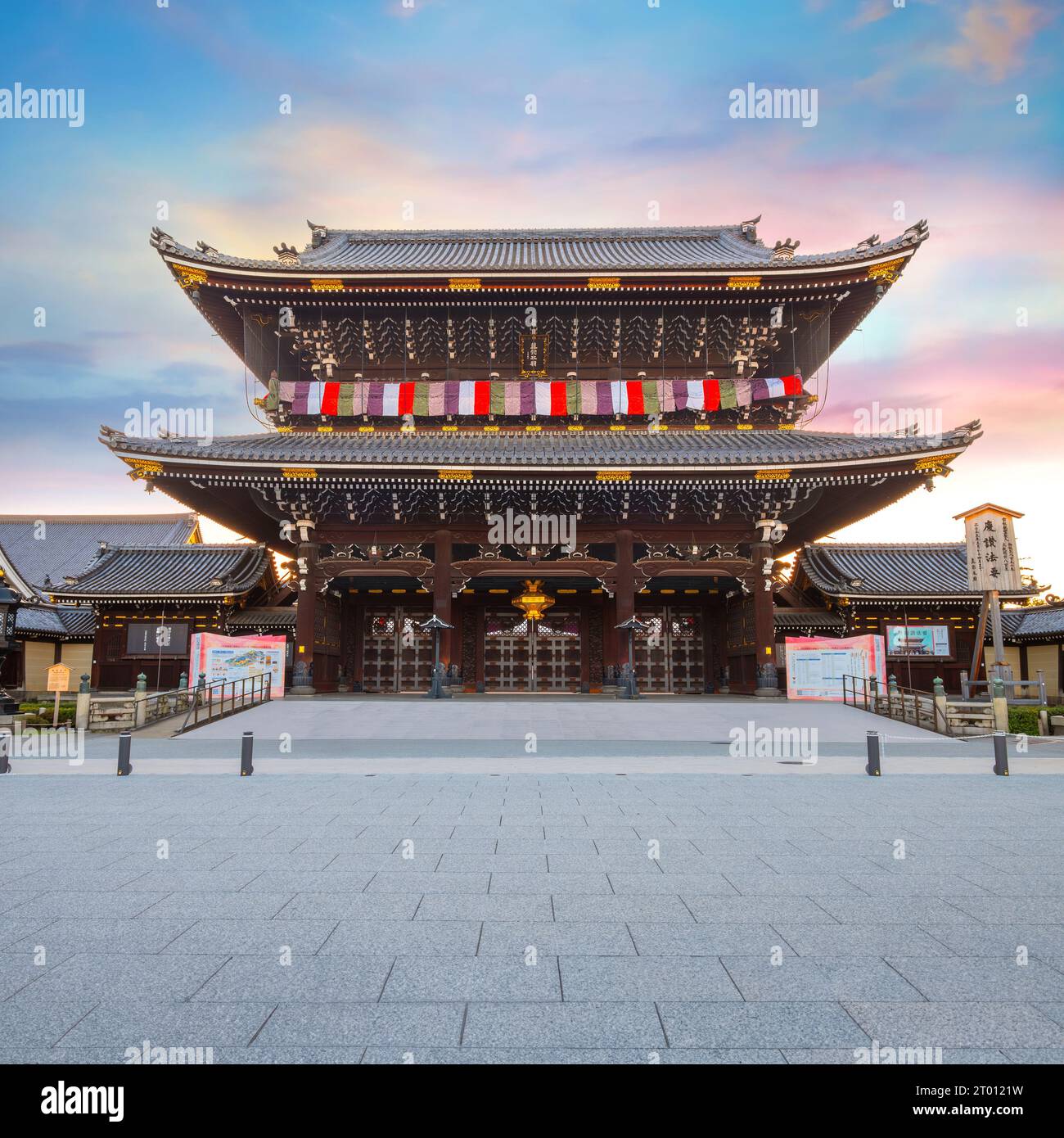 Kyoto, Giappone - marzo 28 2023: Tempio Higashi Honganji situato al centro di Kyoto, una delle due sotto-sette dominanti del Buddhismo Shin in in Giappone e dell'abr Foto Stock