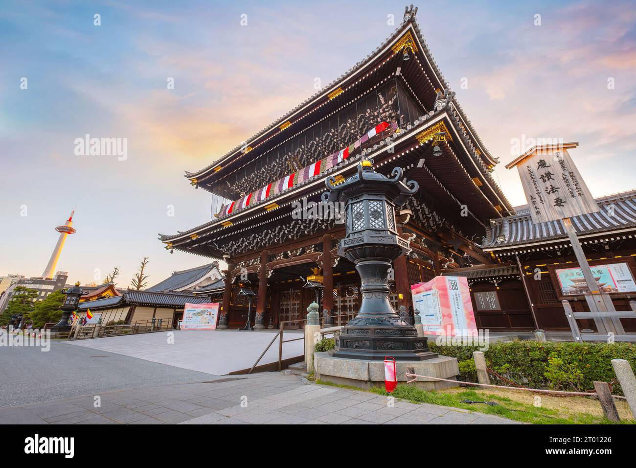 Kyoto, Giappone - marzo 28 2023: Tempio Higashi Honganji situato al centro di Kyoto, una delle due sotto-sette dominanti del Buddhismo Shin in in Giappone e dell'abr Foto Stock