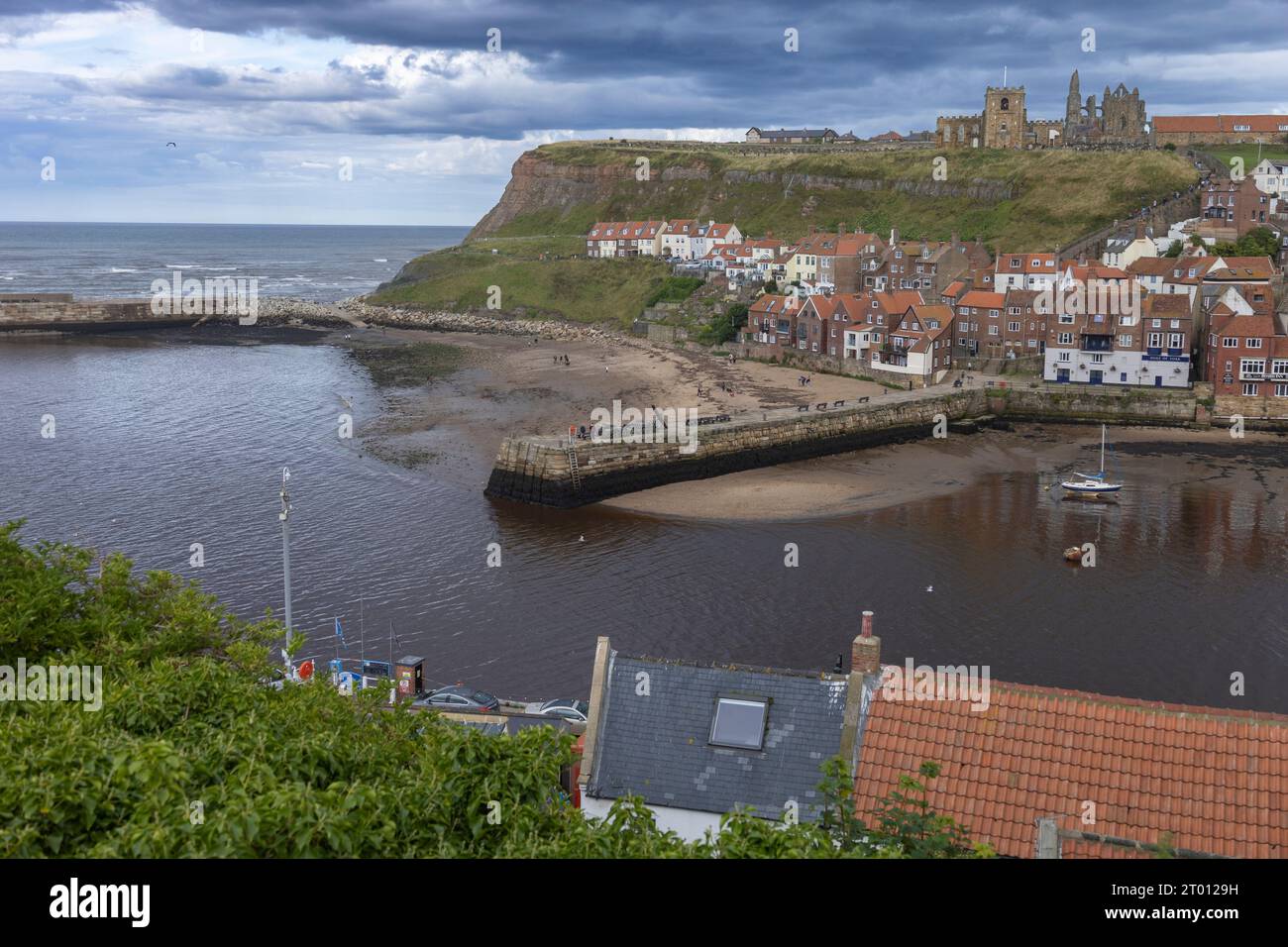 Estuario del fiume Esk e Mare del Nord a Whitby, Yorkshire, Regno Unito. Foto Stock