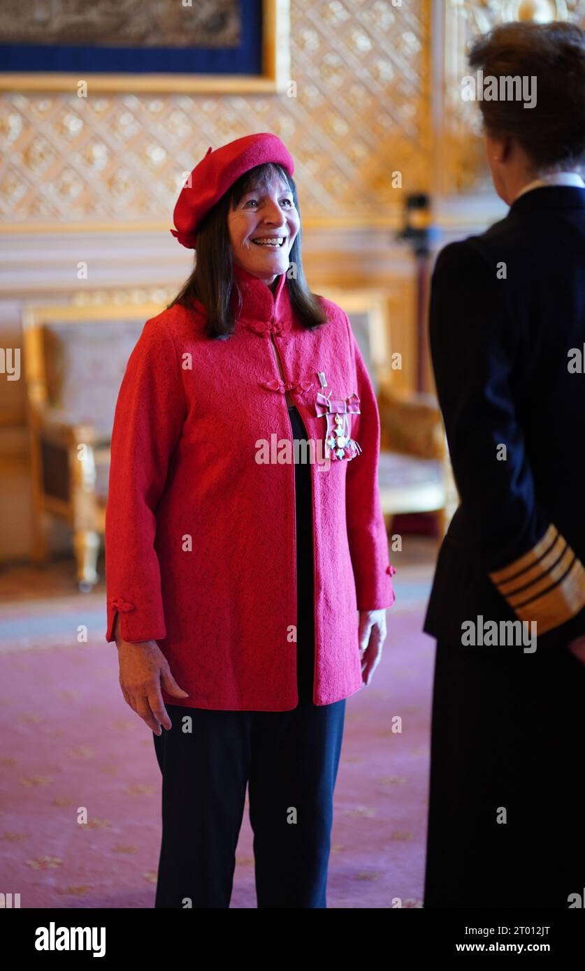 Julia Morley, da Londra, fondatrice di Beauty with A Purpose, è nominata Comandante dell'ordine dell'Impero britannico dalla Principessa reale al Castello di Windsor, nel Berkshire. L'onore riconosce i servizi di beneficenza e volontariato alle persone svantaggiate nel Regno Unito e all'estero. Data immagine: Martedì 3 ottobre 2023. Foto Stock