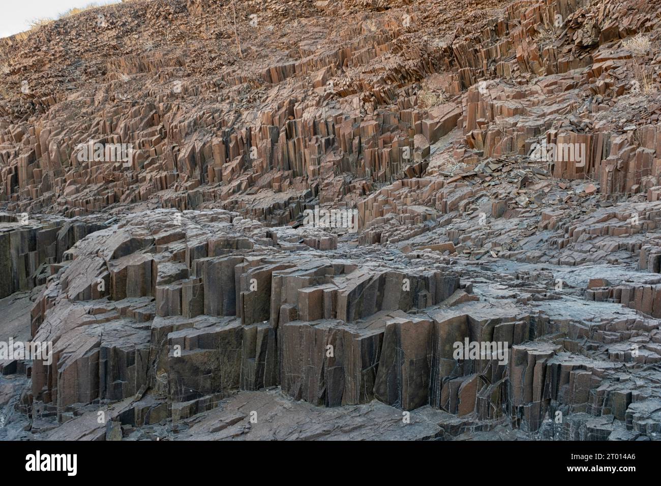 Le colonne di basalto note anche come canne d'organo a Twyfelfontein, Damaraland, Namibia hanno 120 milioni di anni Foto Stock