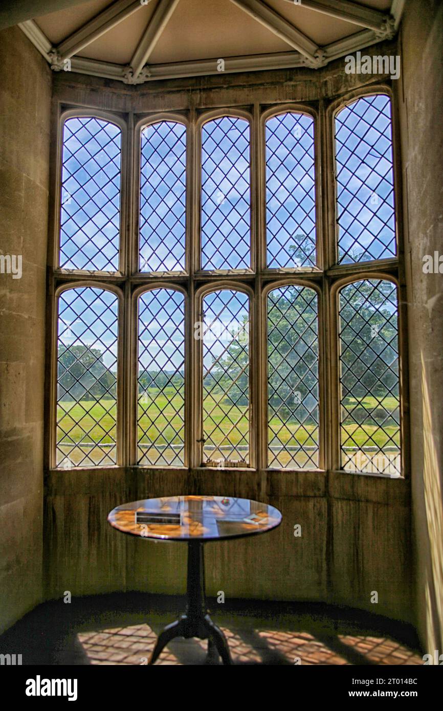 La storica e famosa finestra a reticolo nell'abbazia di Lacock nel Wiltshire è il soggetto della prima fotografia mai scattata da William Henry Fox Talbot nel 1835 Foto Stock
