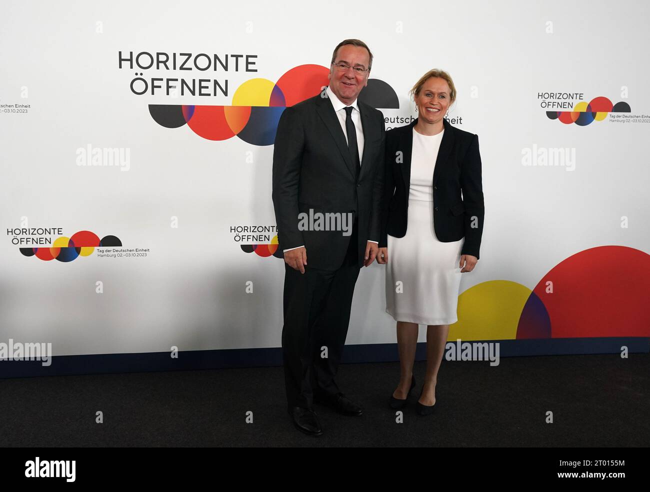 Amburgo, Germania. 3 ottobre 2023. Boris Pistorius (SPD), ministro federale della difesa, e la sua compagna Julia Schwanholz arrivano alla piazza dell'Elbphilharmonie per la cerimonia. Quest'anno, la città anseatica di Amburgo ospita le celebrazioni per la giornata dell'unità tedesca. Credito: Marcus Brandt/dpa/Alamy Live News Foto Stock