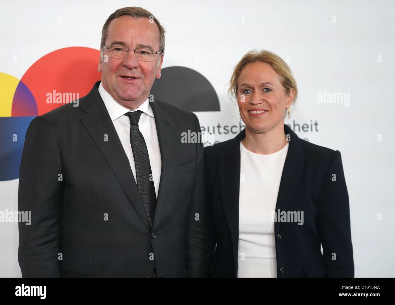 Amburgo, Germania. 3 ottobre 2023. Boris Pistorius (SPD), ministro federale della difesa, e la sua compagna Julia Schwanholz arrivano alla piazza dell'Elbphilharmonie per la cerimonia. Quest'anno, la città anseatica di Amburgo ospita le celebrazioni per la giornata dell'unità tedesca. Credito: Marcus Brandt/dpa/Alamy Live News Foto Stock
