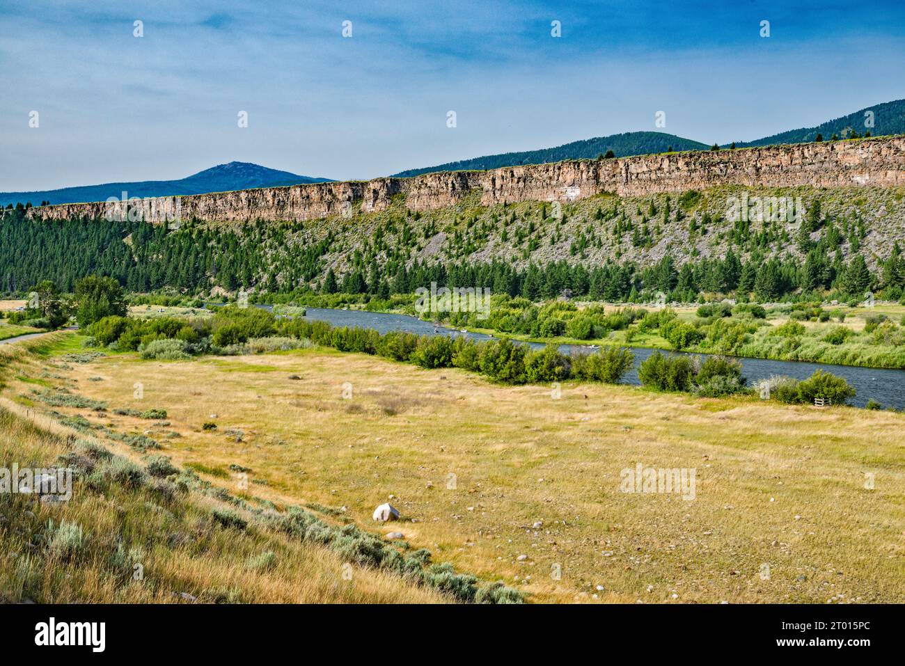 Le scogliere di Palisades sopra l'alto fiume Madison, l'area di rampa per imbarcazioni, le barche sul fiume, l'area ricreativa di Palisades, il Madison Range, Montana, USA Foto Stock