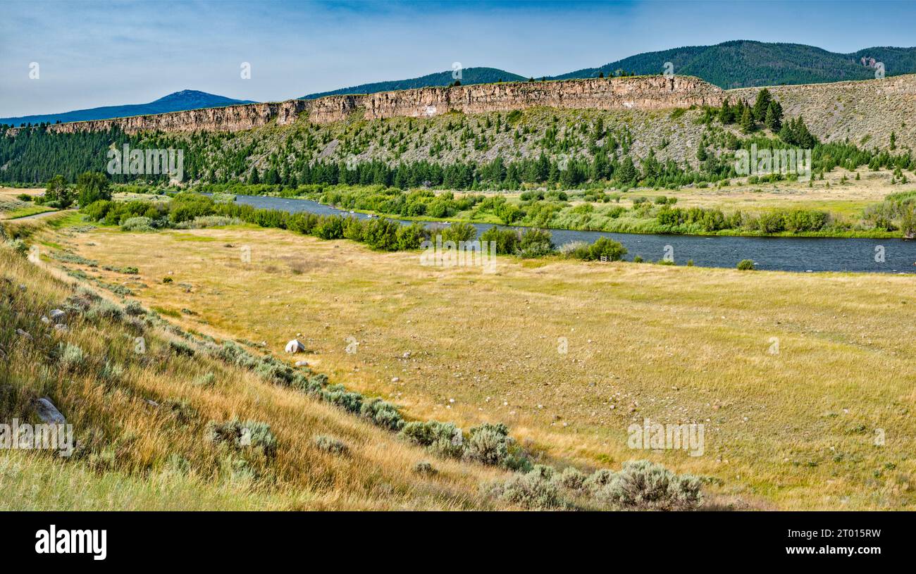 Le scogliere di Palisades sopra l'alto fiume Madison, l'area di rampa per imbarcazioni, le barche sul fiume, l'area ricreativa di Palisades, il Madison Range, Montana, USA Foto Stock