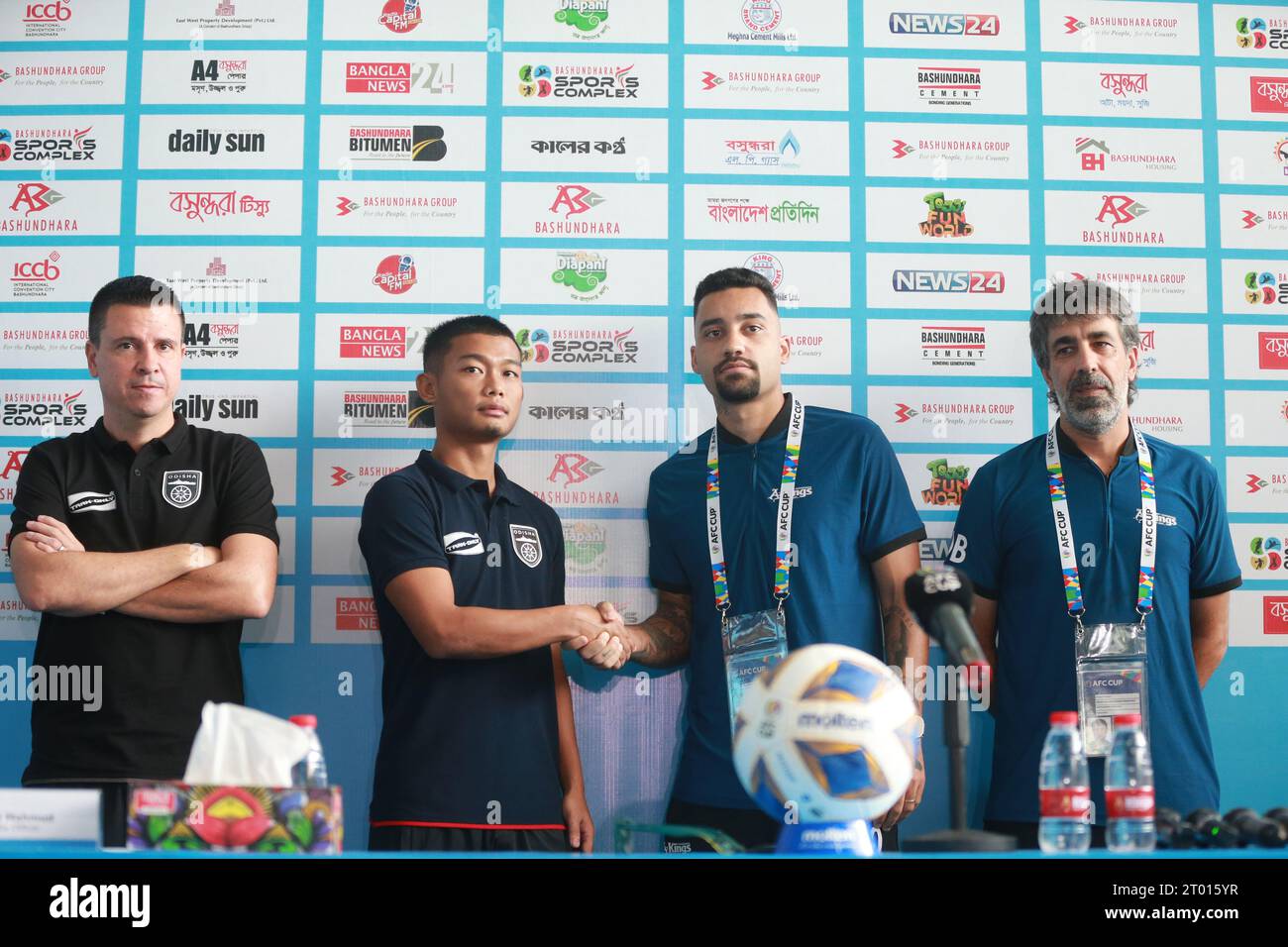 Da sinistra Odisha FC of India, capo allenatore Sergio LOBERA, capitano Mawhimingthanga, capitano dei Basundhara Kings, capitano Robson Robinho e capo allenatore Oscar Bruzon po Foto Stock