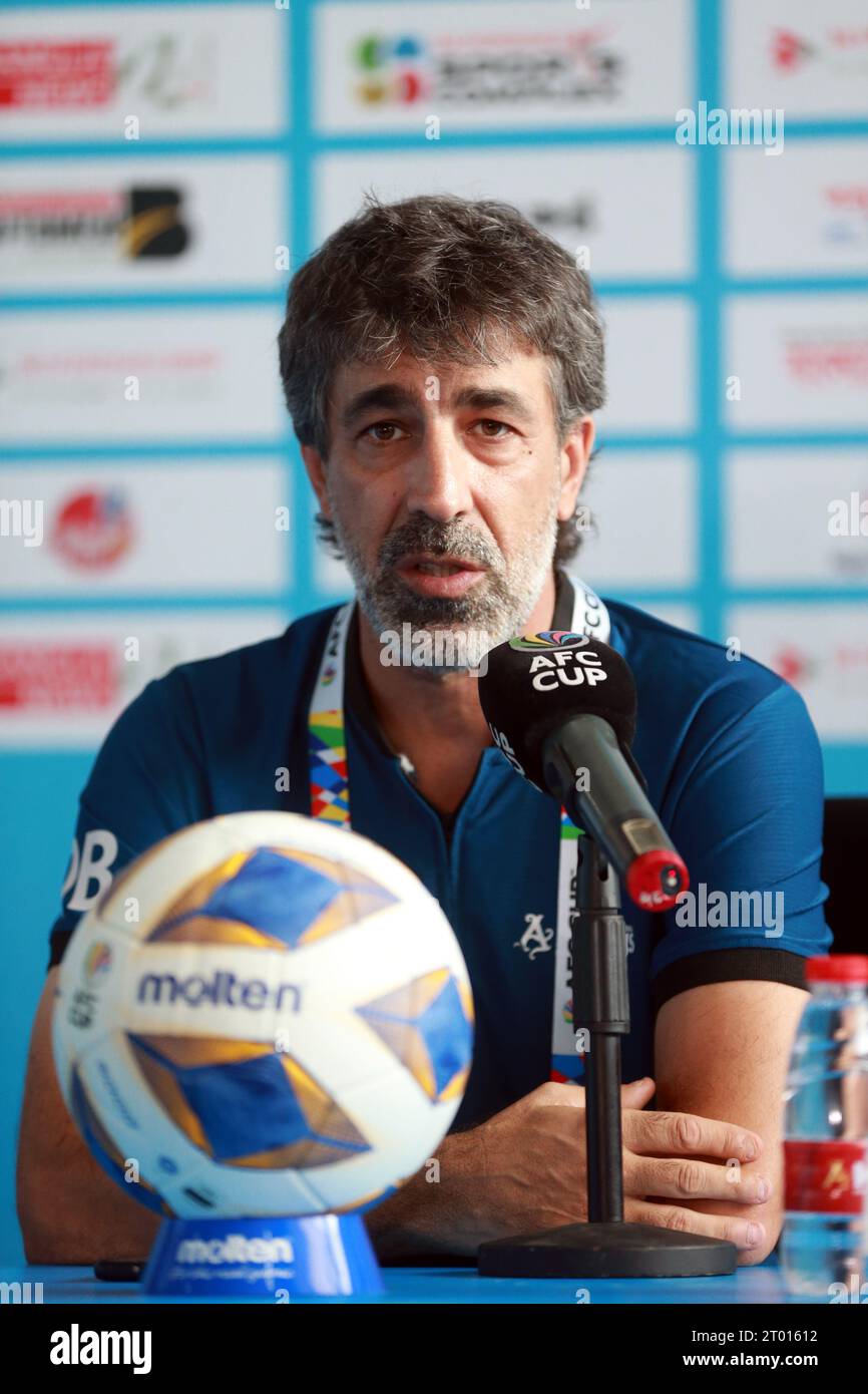 Il capo allenatore dei Basundhara Kings Oscar Bruzon durante una conferenza stampa sulla partita del gruppo D della AFC Cup 2023-24 contro l'Odisha FC dell'India a Basundhara Kings A. Foto Stock