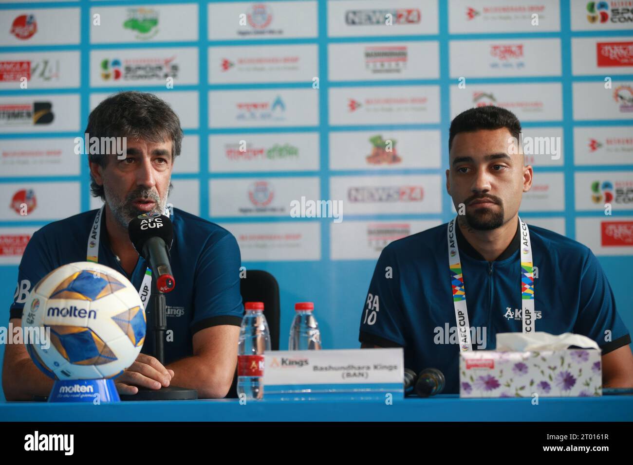 Il capo allenatore dei Basundhara Kings Oscar Bruzon (L) e il capitano Robson Robinho (R) intervengono alla conferenza stampa sulla partita del "gruppo D" della AFC Cup 2023-24 contro l'Odis Foto Stock