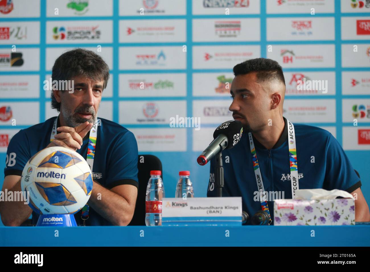 Il capo allenatore dei Basundhara Kings Oscar Bruzon (L) e il capitano Robson Robinho (R) intervengono alla conferenza stampa sulla partita del "gruppo D" della AFC Cup 2023-24 contro l'Odis Foto Stock