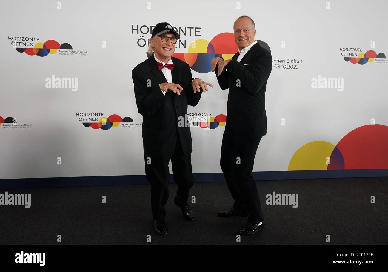 Amburgo, Germania. 3 ottobre 2023. Joja Wendt (r), pianista star, e otto Walles, comico, arrivano alla piazza dell'Elbphilharmonie per la cerimonia. Quest'anno, la città anseatica di Amburgo ospita le celebrazioni per la giornata dell'unità tedesca. Credito: Marcus Brandt/dpa/Alamy Live News Foto Stock