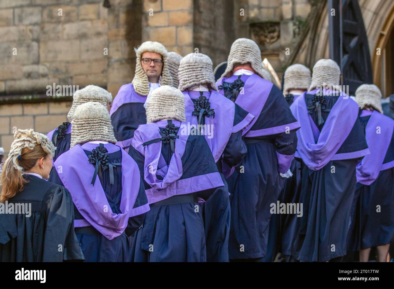 Preston, Lancashire. 3 ottobre 2023. Una processione attraverso Preston alla casa delle Sessions dove venivano lette le lettere Patent, che sostituivano i commissari di Oyer , e Terminer e altri quando la Corte della Corona sostituiva le Assise. Un breve servizio si tenne alla Preston Minister Church, alla quale parteciparono il Clero, la Select Vestry, il Lord Luogotenente, i giudici e i registratori del circuito, Freemen onorario e Alderman onorario indossando abiti cerimoniali. Credit; MediaWorldImages/AlamyLiveNews Foto Stock