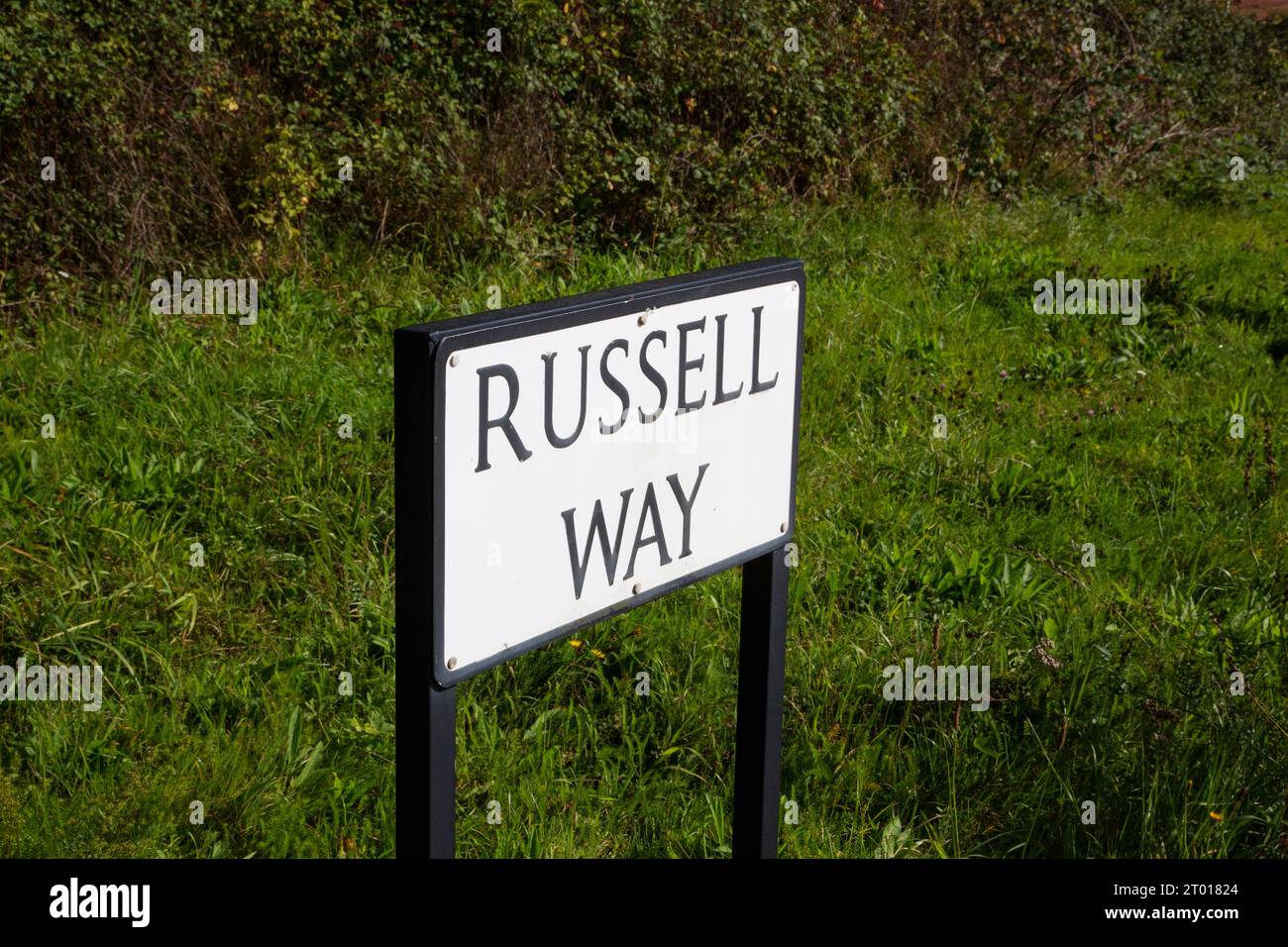 Cartello stradale Russell Way con sfondo verde Foto Stock