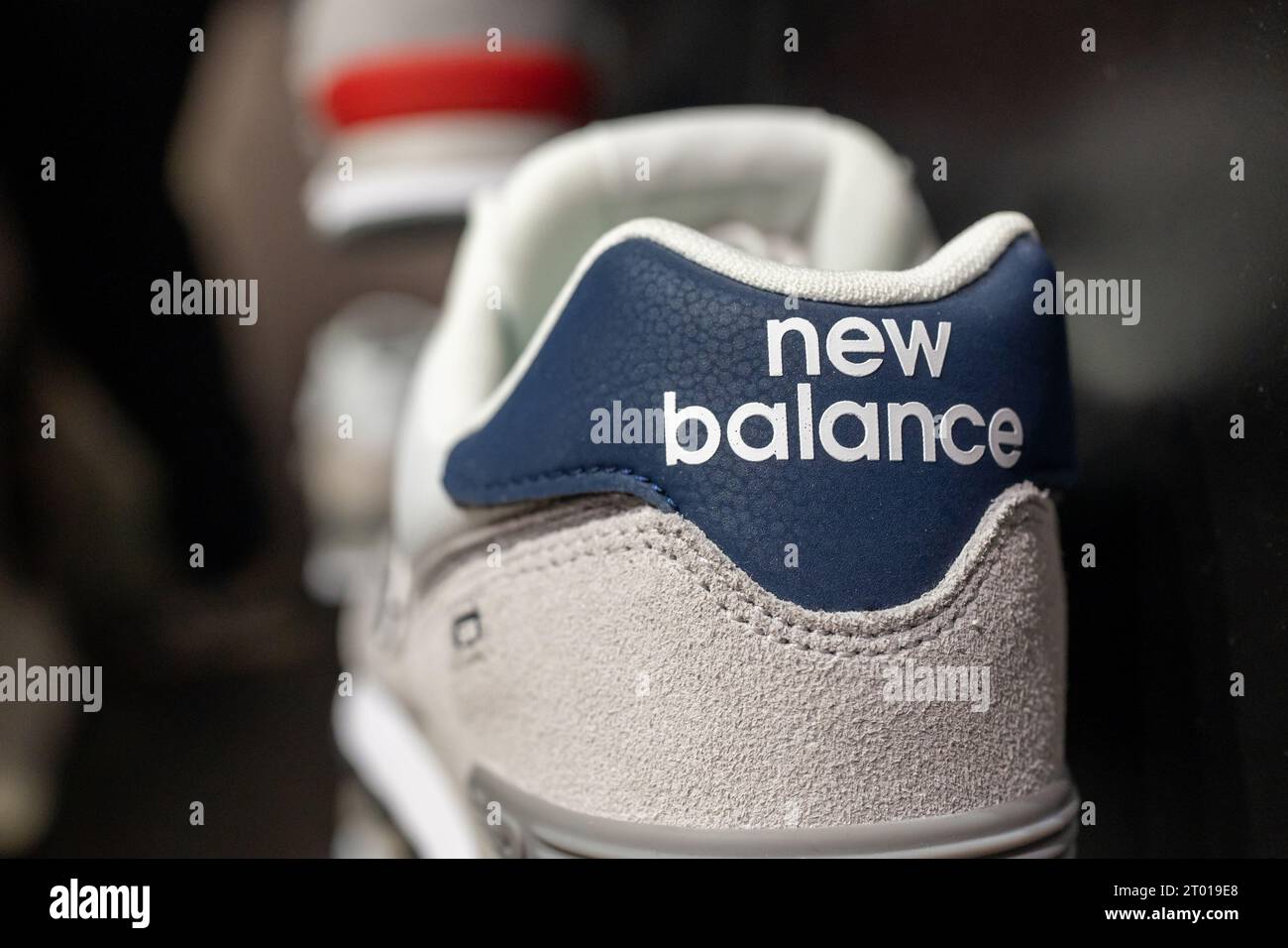 Logo New Balance sul retro delle sneaker. Minsk, Bielorussia, 3 ottobre 2023 Foto Stock