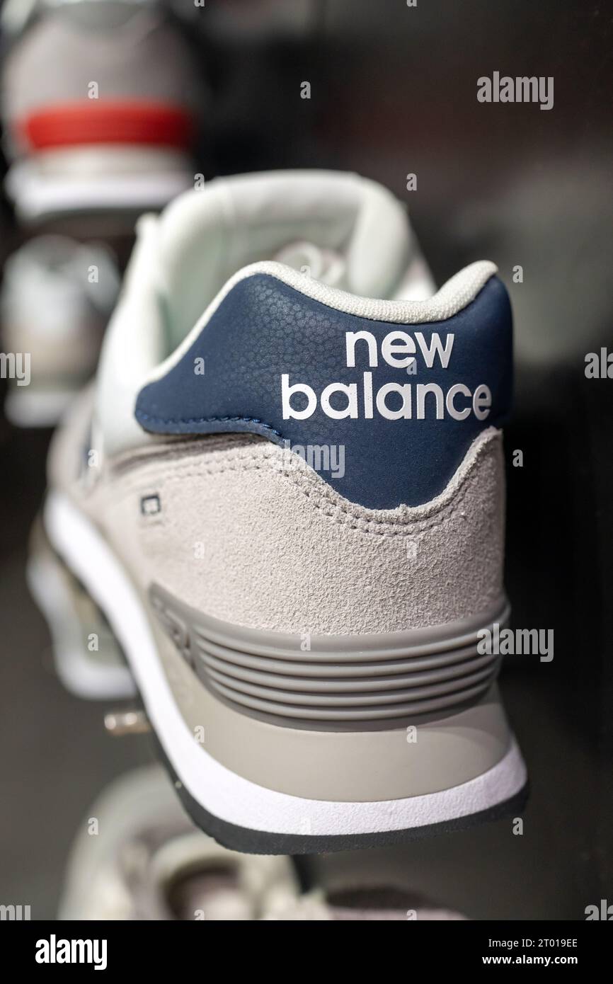 Logo New Balance sul retro delle sneaker. Minsk, Bielorussia, 3 ottobre 2023 Foto Stock
